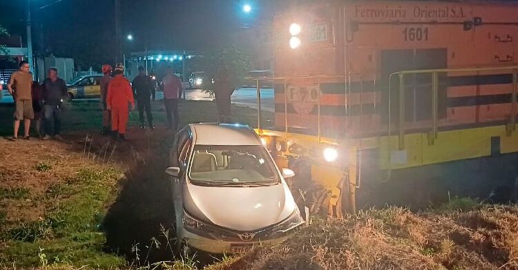 Carro é arrastado por 20 metros por trem em linha férrea de Corumbá