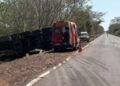 Carreta tomba em cima da cabine na BR-262 e mata condutor esmagado em Miranda