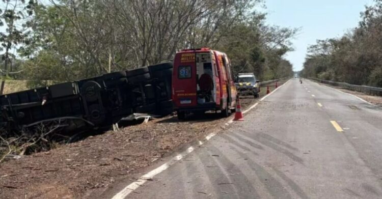Carreta tomba em cima da cabine na BR-262 e mata condutor esmagado em Miranda
