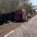 Carreta tomba em cima da cabine na BR-262 e mata condutor esmagado em Miranda