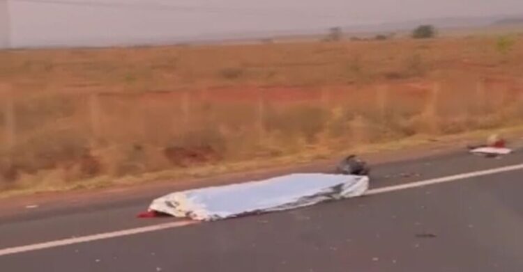 Caminhão passa por cima de motociclista e o mata esmagado, após colisão na MS-306