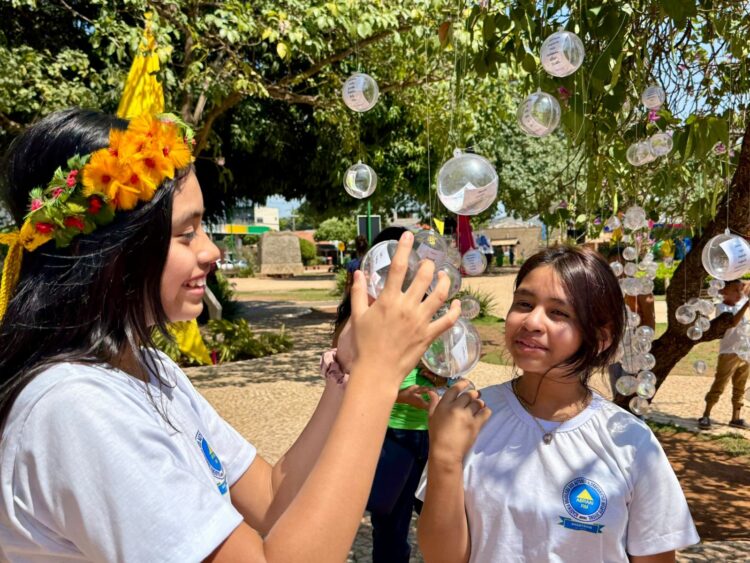 “Fiquei feliz de ver meu verso lá”: crianças escritoras indígenas de Anastácio participam da FLIB