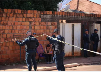 Homem tenta atacar ex-mulher, ataca policiais com faca e morre baleado na Capital