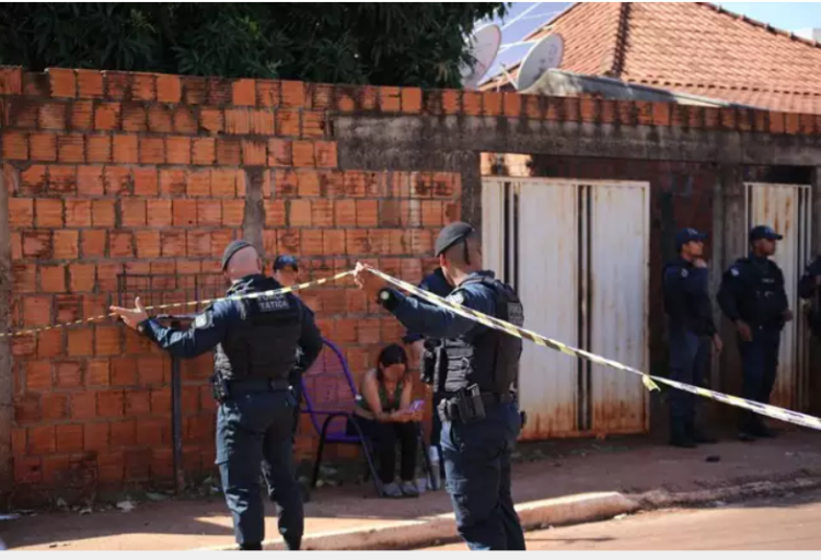 Homem tenta atacar ex-mulher, ataca policiais com faca e morre baleado na Capital