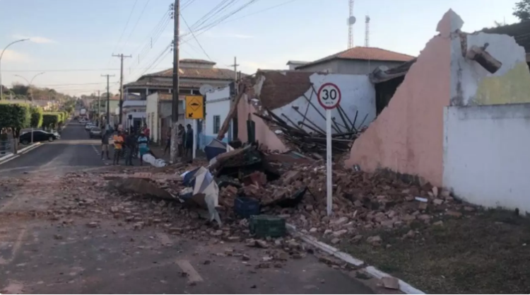 Vendedor de frutas morre soterrado, após muro desabar cima dele em Rio Negro