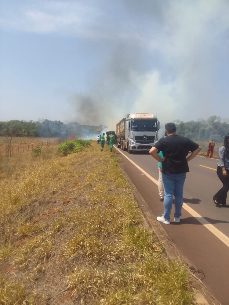 Vídeo: Carreta tomba na BR-040, fecha rodovia e trânsito é desviado por pasto de fazenda em MS