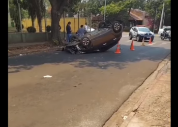Capivara News TV: Jovem fica ferida ao capotar HB20 na Rua Guaianazes no Leblon neste sábado