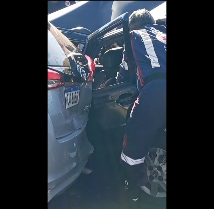 Capivara News TV: Engavetamento de 8 veículos deixa vítimas e confusão na Coronel Antonino