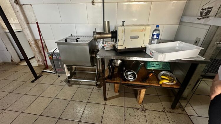 Açougue na Rua Pedro Celestino em Terenos é interditado por vender carne manipulada