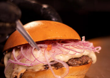 “Kãoboy”: Hambúrguer inspirado em Almir Sater “sonha” em ser provado pelo ídolo durante a Bienal do Pantanal