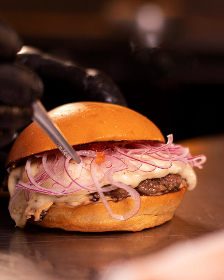 “Kãoboy”: Hambúrguer inspirado em Almir Sater “sonha” em ser provado pelo ídolo durante a Bienal do Pantanal