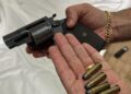 Homem é preso com arma e por perseguir, ameaçar e invadir a casa da ex em Bataguassu