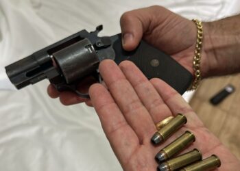 Homem é preso com arma e por perseguir, ameaçar e invadir a casa da ex em Bataguassu