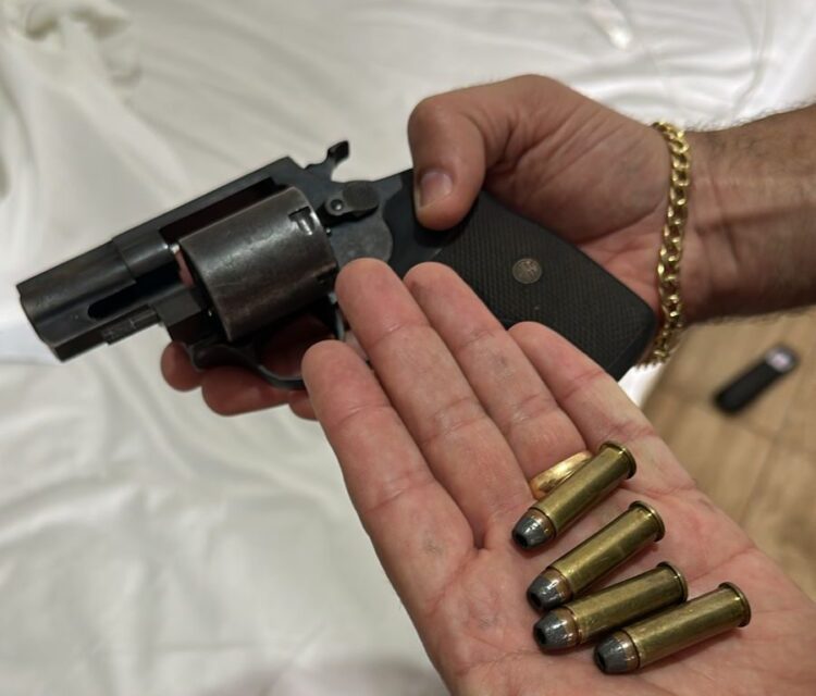 Homem é preso com arma e por perseguir, ameaçar e invadir a casa da ex em Bataguassu