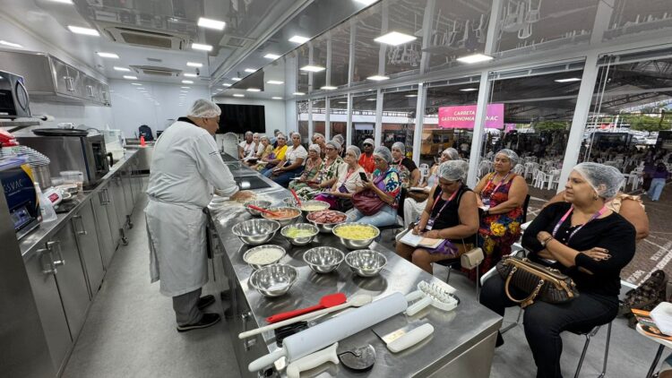 Carreta-Escola de Gastronomia do Senac estaciona no centro da Capital e leva cursos gratuitos à população