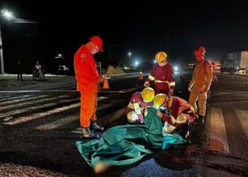 Passageira de moto morre e piloto fica ferido em colisão com carro em Coxim