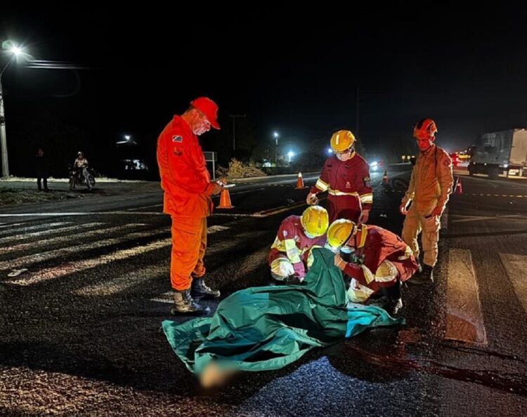 Passageira de moto morre e piloto fica ferido em colisão com carro em Coxim