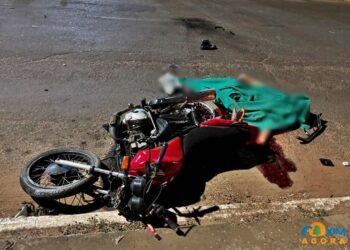 Motociclista tem morte instantânea ao colidir de frente com Hilux na cidade de Coxim