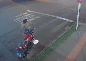 Capivara News TV: Vídeo mostra ladrão destravando guidão e furtando CB-600 Hornet em Sidrolândia