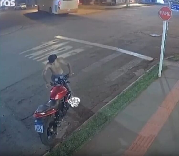 Capivara News TV: Vídeo mostra ladrão destravando guidão e furtando CB-600 Hornet em Sidrolândia