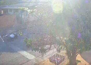 Vídeo: Motociclista morre no Pioneiros ao cair em buraco perder direção e colidir em caminhão parado