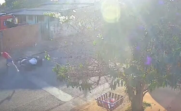 Vídeo: Motociclista morre no Pioneiros ao cair em buraco perder direção e colidir em caminhão parado