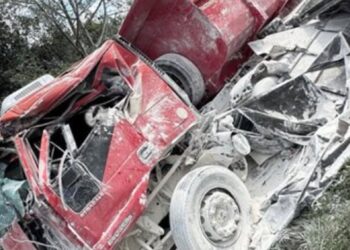 Grave colisão entre caminhão e carreta no Paraná mata morador de Mundo Novo