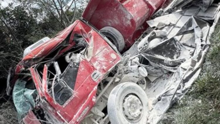 Grave colisão entre caminhão e carreta no Paraná mata morador de Mundo Novo