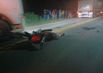Duas motos colidem, condutor cai no asfalto é atropelado por carreta e morre em Bela Vista