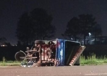 Pai busca filho em faculdade e morre em acidente entre moto e carro na BR-463, rapaz sai ferido