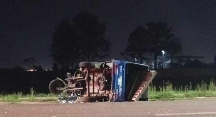 Pai busca filho em faculdade e morre em acidente entre moto e carro na BR-463, rapaz sai ferido