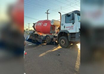 Capivara News TV: Motociclista sobrevive apesar de ter a moto esmagada por caminhão em Rio Brilhante