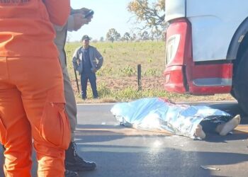 Colisão entre Honda Biz e caminhão na BR-262 termina com a morte do motociclista