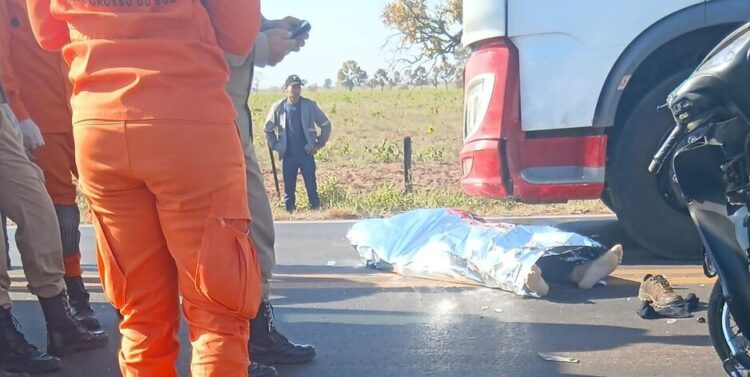 Colisão entre Honda Biz e caminhão na BR-262 termina com a morte do motociclista