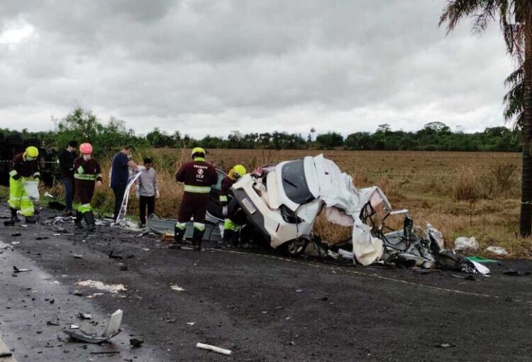 Identificado o condutor do Ônix que se partiu ao meio ao colidir com carreta na BR-163