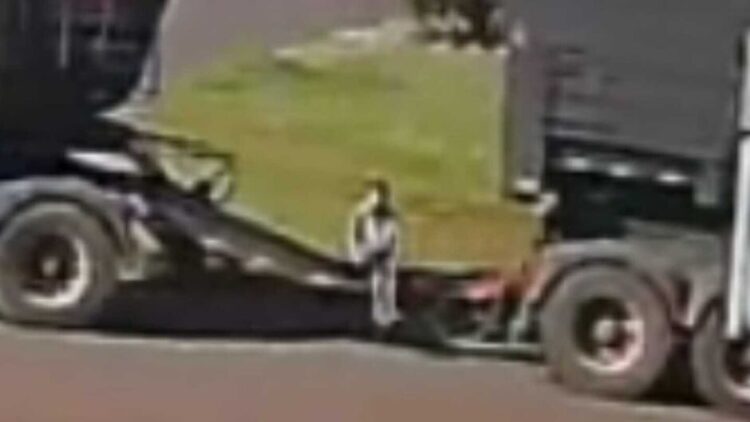 Capivara News TV: Vídeo mostra criança em cima do eixo de carreta antes de ser morta atropelada em Amambai