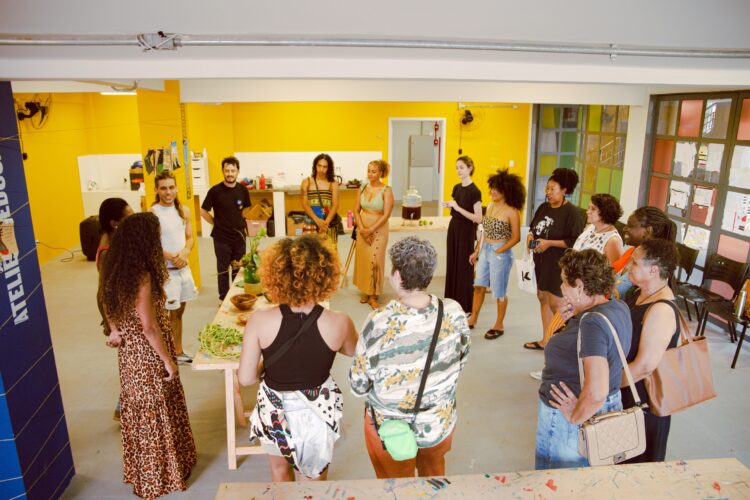 Resgatando saberes populares: projeto realiza workshop de manipulação de ervas e feitura de chás