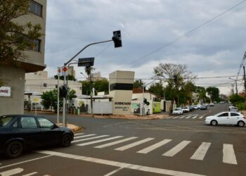 Semáforo entre Barão de Melgaço e Pe João Crippa pretende melhorar mobilidade no Centro