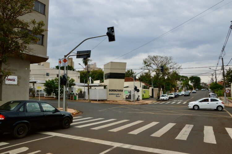 Semáforo entre Barão de Melgaço e Pe João Crippa pretende melhorar mobilidade no Centro