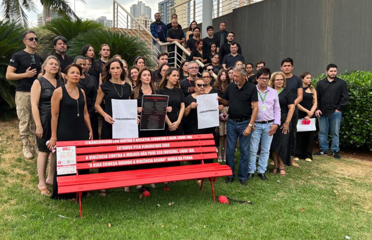Com banco e balões vermelhos, ato no MPT-MS pede o fim da violência contra mulheres