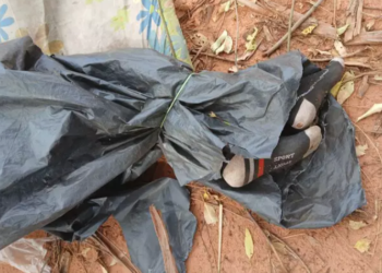 Corpo de homem enrolado em lona com pés e mãos amarrados é encontrado na fronteira