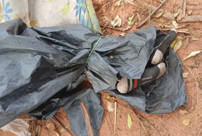 Corpo de homem enrolado em lona com pés e mãos amarrados é encontrado na fronteira