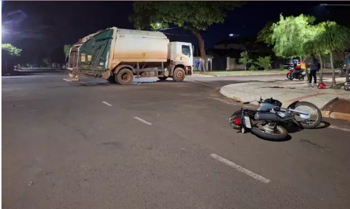 Motoentregador morre ao colidir com caminhão de coleta de lixo em Dourados