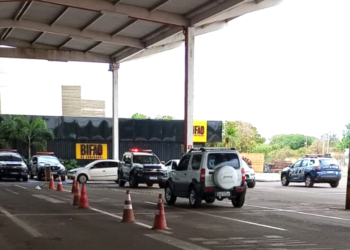 Várias viaturas da PM cercam shopping a procura de bandidos que invadiram loja de joias