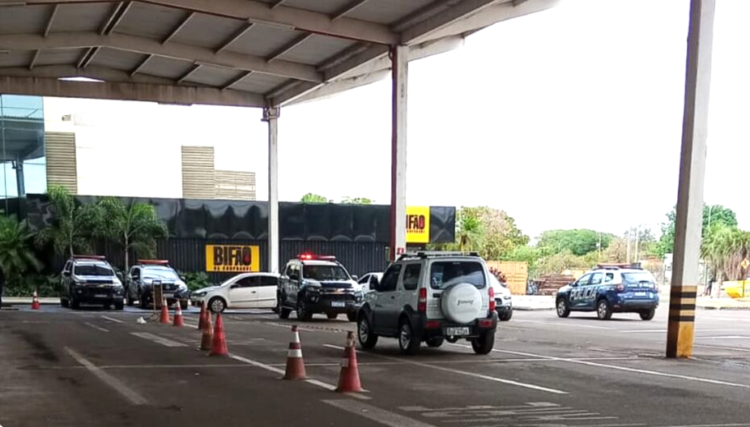 Várias viaturas da PM cercam shopping a procura de bandidos que invadiram loja de joias