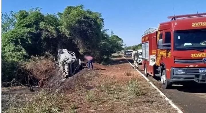 Motorista morre carbonizado ao capotar Toyota Corolla na BR-158 em MS