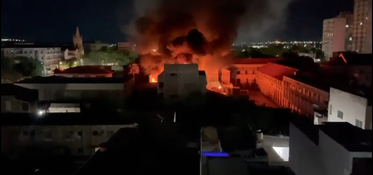 Incêndio destrói loja da Gazin no Centro de Corumbá e bombeiros combatem chamas