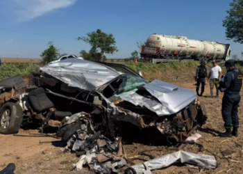 Colisão frontal de caminhonete Triton e carreta mata homem e deixa mulher ferida na MS-480