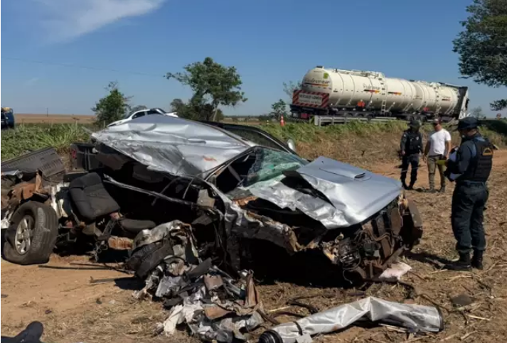 Colisão frontal de caminhonete Triton e carreta mata homem e deixa mulher ferida na MS-480