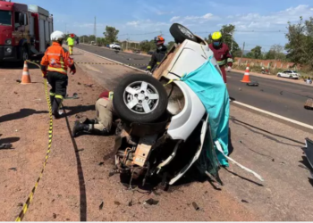 Representante comercial morre ao colidir Ford Ká de frente com caminhão na BR-163